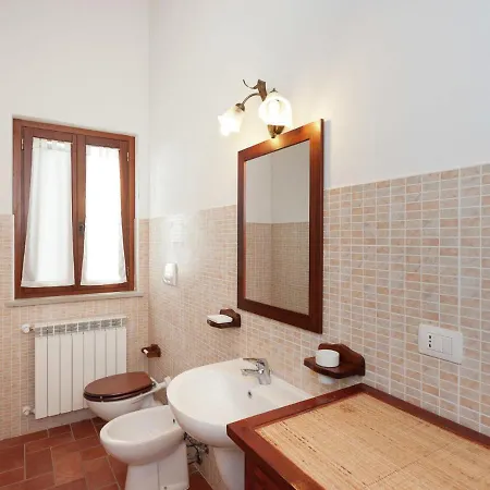 Σπίτι διακοπών Quaint Farmhouse In With Swimming Pool Γκούμπιο